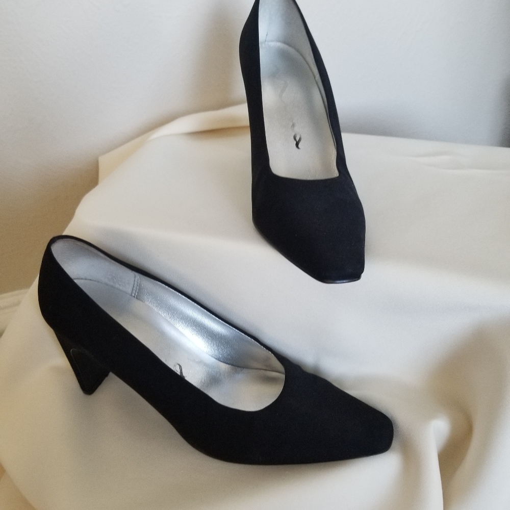 Black pumps